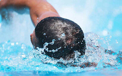 آیا با شنا کردن در استخر کاهش وزن امکان پذیر است؟