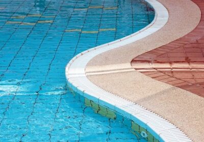 علت تشکیل بیوفیلم در استخر شنا و چه خطراتی دارد؟