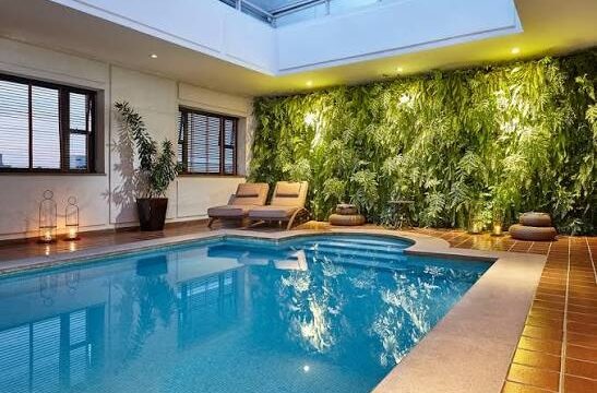 از مزایای استخر سرپوشیده در خانه چه می دانید؟
